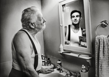 un-photographe-realise-des-portraits-de-personnes-agees-qui-se-voient-rajeunir-dans-un-miroir-3